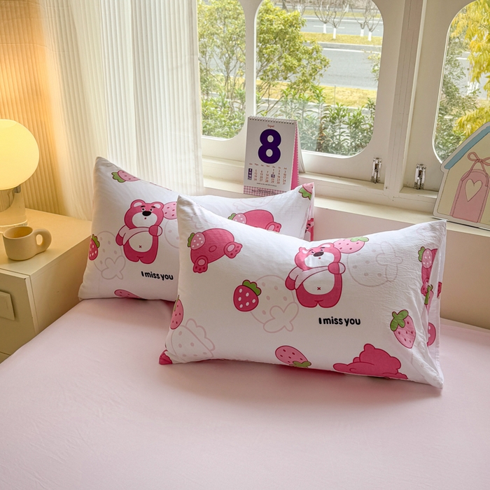 91家纺网 家纺一手货源 找家纺 温眠 2025新款亲肤柔软卡通印花水洗棉四件套 草莓熊