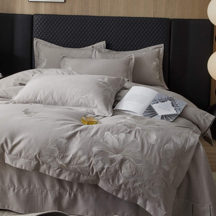 91家纺网 家纺一手货源 找家纺 雲归梦 2025新款全棉加厚磨毛绣花宽边工艺四件套-璀璨人生 璀璨人生-灰