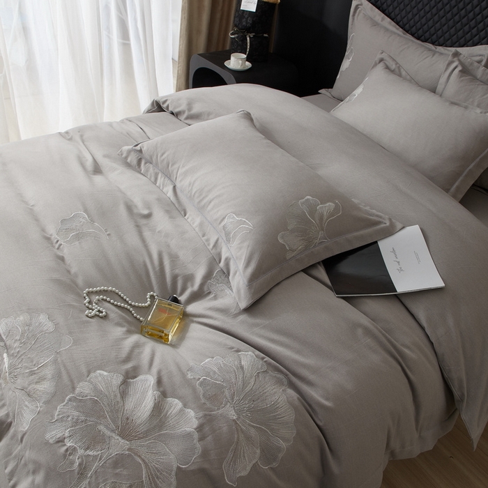 91家纺网 家纺一手货源 找家纺 雲归梦 2025新款全棉加厚磨毛绣花宽边工艺四件套-璀璨人生 璀璨人生-灰