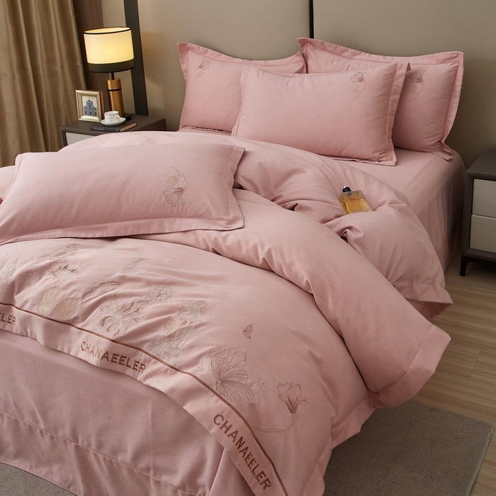 91家纺网 家纺一手货源 找家纺 雲归梦 2025新款全棉加厚磨毛绣花宽边工艺四件套-南法凤情 南法凤情-浅粉