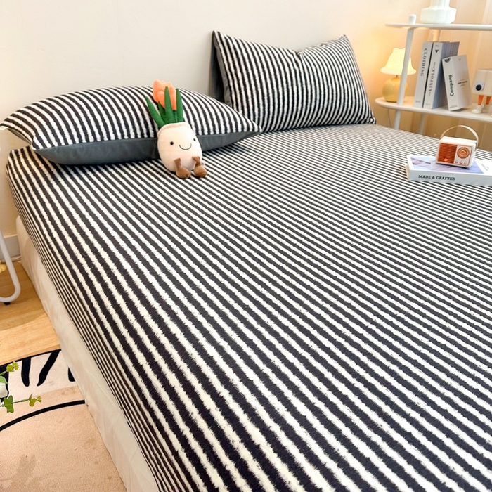 91家纺网 家纺一手货源 找家纺 简宜家居（朝初家纺） 2025新款A版纯棉全棉磨毛单床笠 墨羽逸风