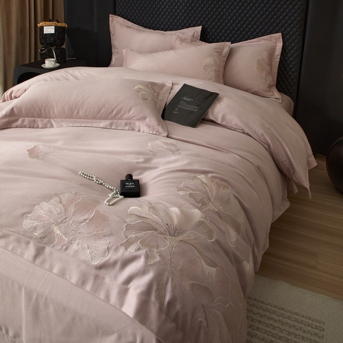 91家纺网 家纺一手货源 找家纺 雲归梦 2025新款全棉加厚磨毛绣花宽边工艺四件套-璀璨人生 璀璨人生-浅紫