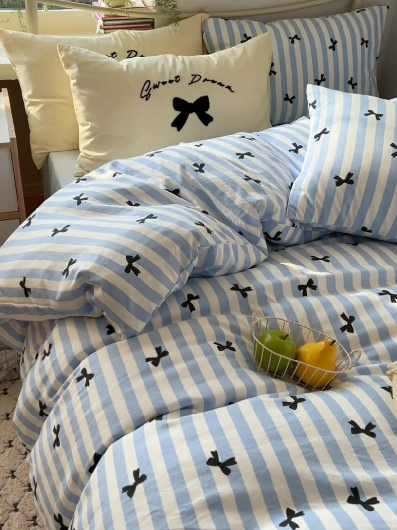 91家纺网 家纺一手货源 找家纺 桃心家居 2025新款A类亲肤舒适软糯云柔水洗棉毛巾绣奶油可爱蝴蝶结水洗棉系列四件套 云柔水洗棉-奶油蝴蝶结蓝黑