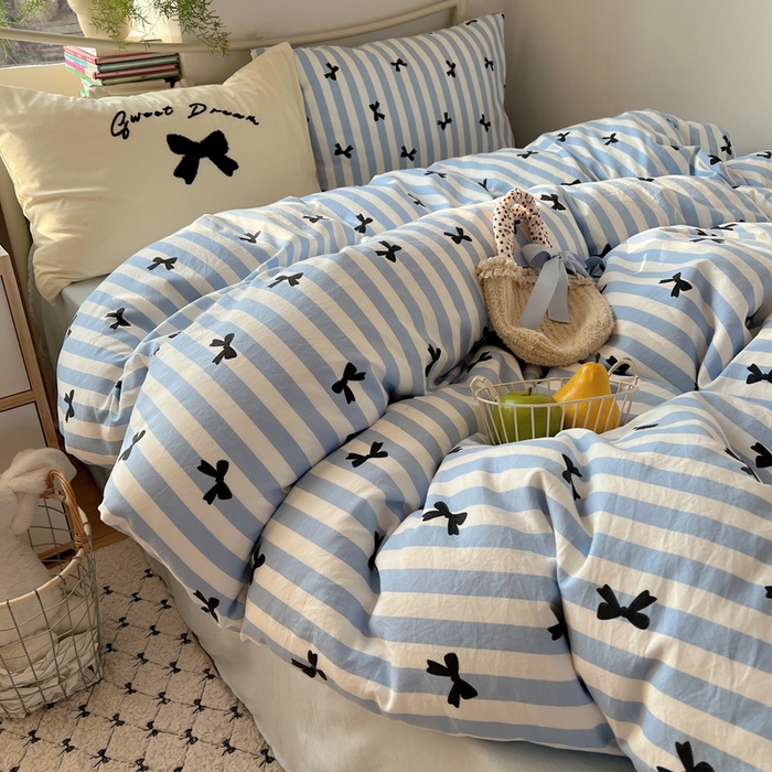 91家纺网 家纺一手货源 找家纺 桃心家居 2025新款A类亲肤舒适软糯云柔水洗棉毛巾绣奶油可爱蝴蝶结水洗棉系列四件套 云柔水洗棉-奶油蝴蝶结蓝黑