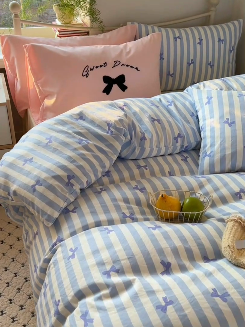 91家纺网 家纺一手货源 找家纺 桃心家居 2025新款A类亲肤舒适软糯云柔水洗棉毛巾绣奶油可爱蝴蝶结水洗棉系列四件套 云柔水洗棉-奶油蝴蝶结蓝蓝