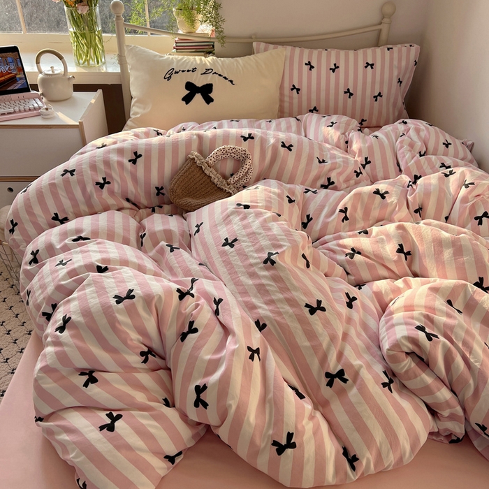 91家纺网 家纺一手货源 找家纺 桃心家居 2025新款A类亲肤舒适软糯云柔水洗棉毛巾绣奶油可爱蝴蝶结水洗棉系列四件套 云柔水洗棉-奶油蝴蝶结粉黑