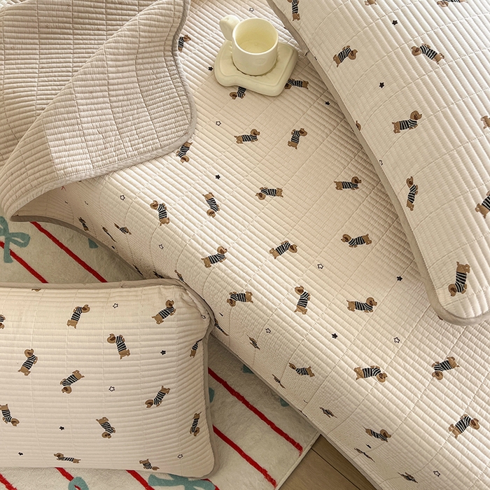 91家纺网 家纺一手货源 找家纺 沐纯家居  2025新款40支双面纯棉印花床盖三件套 条纹狗