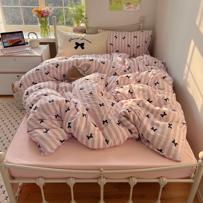 91家纺网 家纺一手货源 找家纺 桃心家居 2025新款A类亲肤舒适软糯云柔水洗棉毛巾绣奶油可爱蝴蝶结水洗棉系列四件套 云柔水洗棉-奶油蝴蝶结粉黑