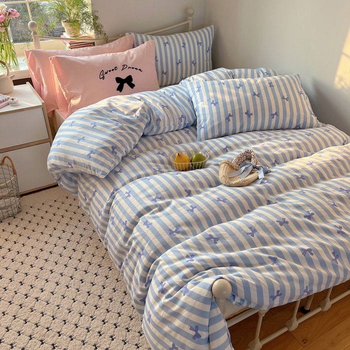 91家纺网 家纺一手货源 找家纺 桃心家居 2025新款A类亲肤舒适软糯云柔水洗棉毛巾绣奶油可爱蝴蝶结水洗棉系列四件套 云柔水洗棉-奶油蝴蝶结蓝蓝