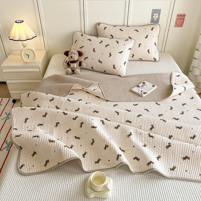 91家纺网 家纺一手货源 找家纺 沐纯家居  2025新款40支双面纯棉印花床盖三件套 条纹狗