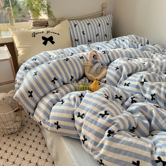 91家纺网 家纺一手货源 找家纺 桃心家居 2025新款A类亲肤舒适软糯云柔水洗棉毛巾绣奶油可爱蝴蝶结水洗棉系列四件套 云柔水洗棉-奶油蝴蝶结蓝黑