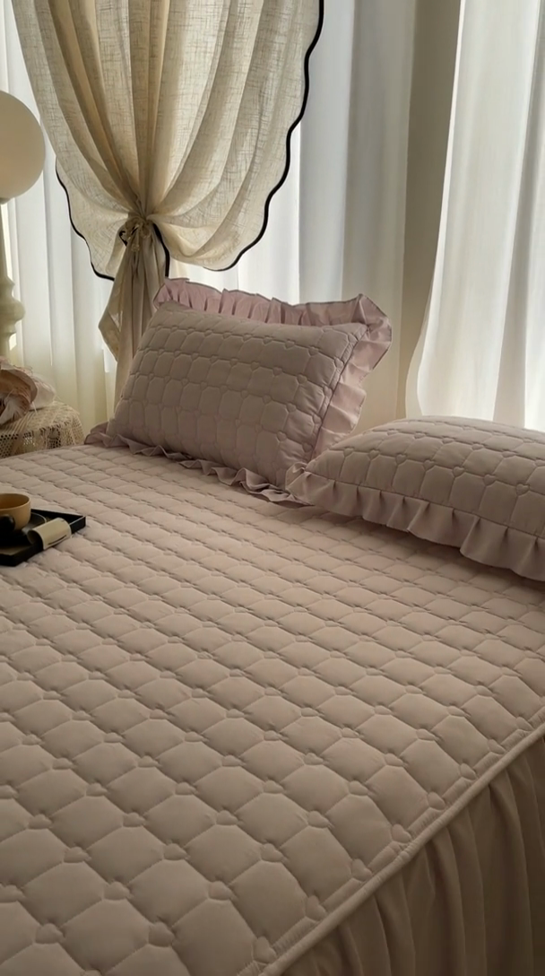 91家纺网 家纺一手货源 找家纺 笠裙家纺 2025新款防水款A类原棉水洗棉夹大豆棉加厚床裙-爱格系列 爱格-玫瑰紫