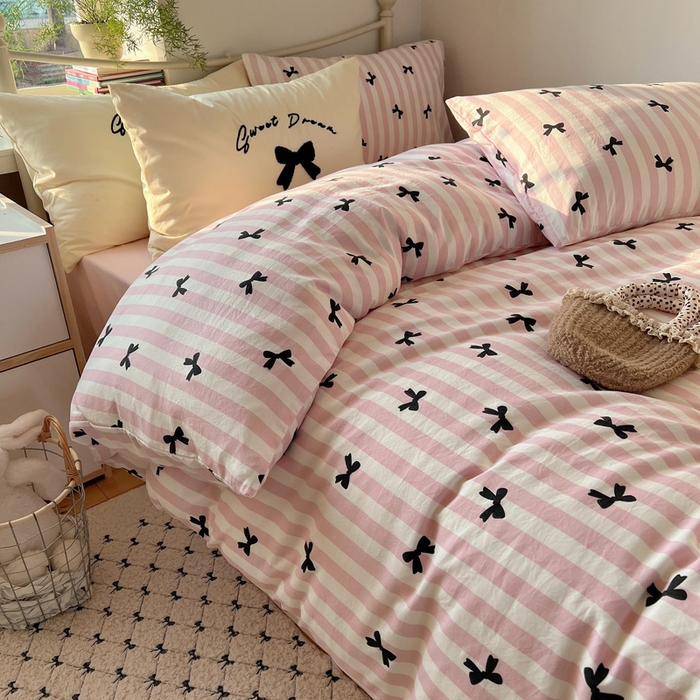 91家纺网 家纺一手货源 找家纺 桃心家居 2025新款A类亲肤舒适软糯云柔水洗棉毛巾绣奶油可爱蝴蝶结水洗棉系列四件套 云柔水洗棉-奶油蝴蝶结粉黑