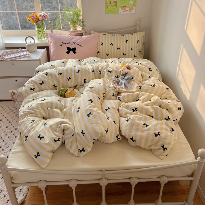 91家纺网 家纺一手货源 找家纺 桃心家居 2025新款A类亲肤舒适软糯云柔水洗棉毛巾绣奶油可爱蝴蝶结水洗棉系列四件套 云柔水洗棉-奶油蝴蝶结黄黑