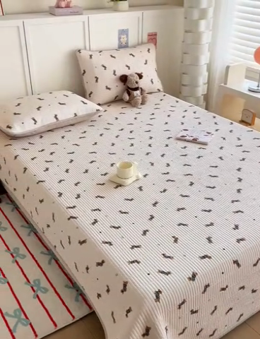 91家纺网 家纺一手货源 找家纺 沐纯家居  2025新款40支双面纯棉印花床盖三件套 条纹狗