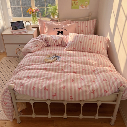 91家纺网 家纺一手货源 找家纺 （总）桃心家居 2025新款A类亲肤舒适软糯云柔水洗棉毛巾绣奶油可爱蝴蝶结水洗棉系列四件套,云柔水洗棉-奶油蝴蝶结粉粉,云柔水洗棉-奶油蝴蝶结粉黑,云柔水洗棉-奶油蝴蝶结黄黑,云柔水洗棉-奶油蝴蝶结蓝黑,云柔水洗棉-奶油蝴蝶结蓝蓝,云柔水洗棉-奶油蝴蝶结绿绿