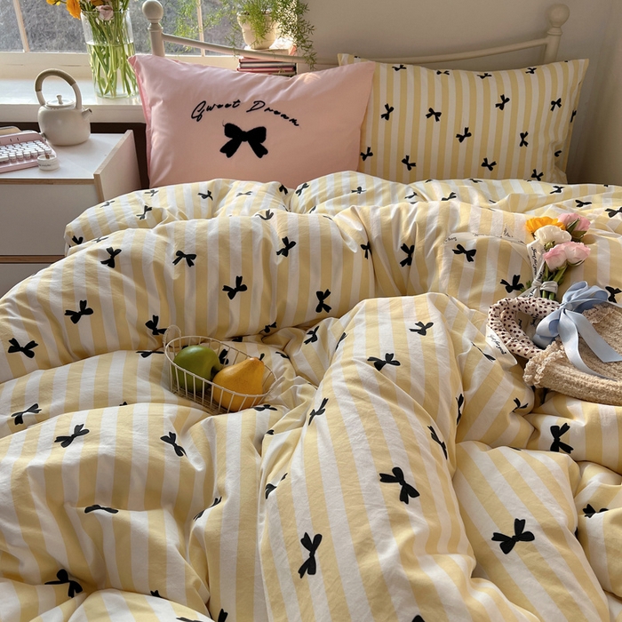 91家纺网 家纺一手货源 找家纺 桃心家居 2025新款A类亲肤舒适软糯云柔水洗棉毛巾绣奶油可爱蝴蝶结水洗棉系列四件套 云柔水洗棉-奶油蝴蝶结黄黑