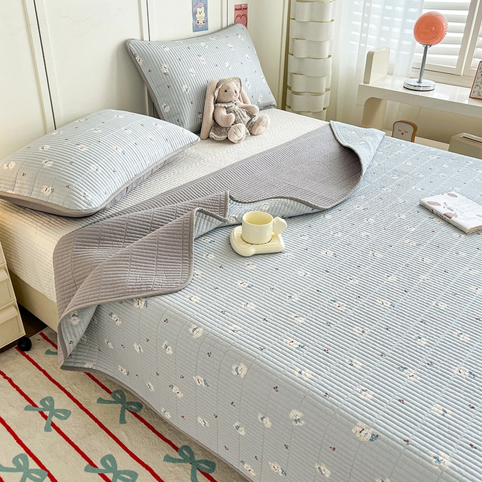 91家纺网 家纺一手货源 找家纺 沐纯家居  2025新款40支双面纯棉印花床盖三件套 皮皮狗