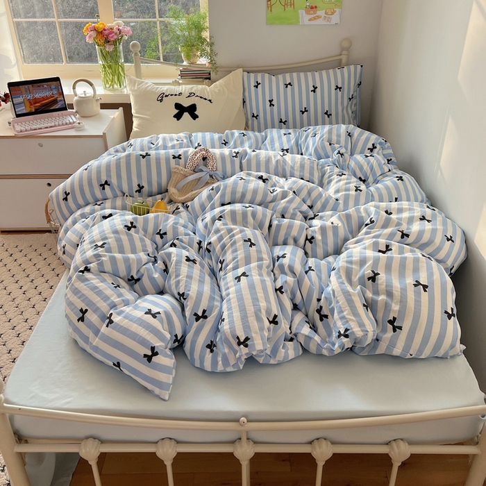 91家纺网 家纺一手货源 找家纺 桃心家居 2025新款A类亲肤舒适软糯云柔水洗棉毛巾绣奶油可爱蝴蝶结水洗棉系列四件套 云柔水洗棉-奶油蝴蝶结蓝黑