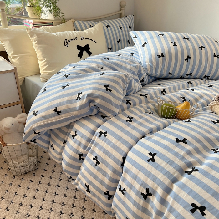 91家纺网 家纺一手货源 找家纺 桃心家居 2025新款A类亲肤舒适软糯云柔水洗棉毛巾绣奶油可爱蝴蝶结水洗棉系列四件套 云柔水洗棉-奶油蝴蝶结蓝黑