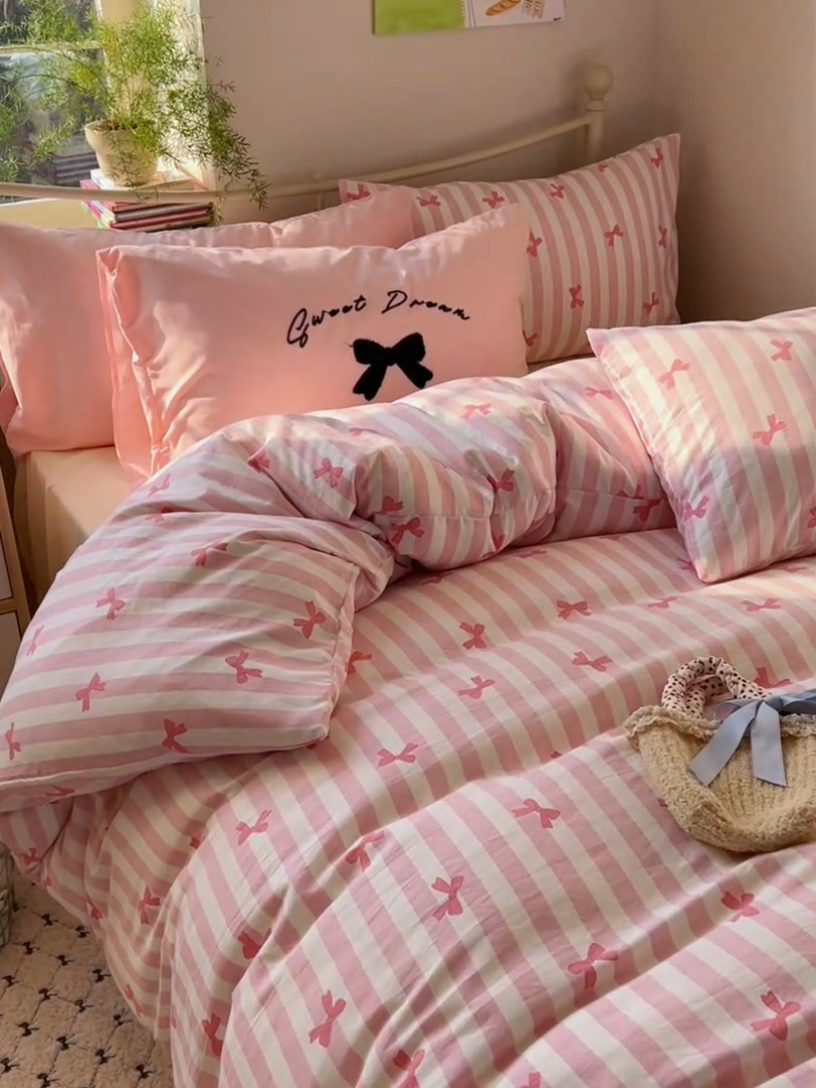 91家纺网 家纺一手货源 找家纺 桃心家居 2025新款A类亲肤舒适软糯云柔水洗棉毛巾绣奶油可爱蝴蝶结水洗棉系列四件套 云柔水洗棉-奶油蝴蝶结粉粉