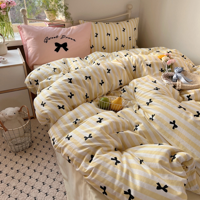 91家纺网 家纺一手货源 找家纺 桃心家居 2025新款A类亲肤舒适软糯云柔水洗棉毛巾绣奶油可爱蝴蝶结水洗棉系列四件套 云柔水洗棉-奶油蝴蝶结黄黑