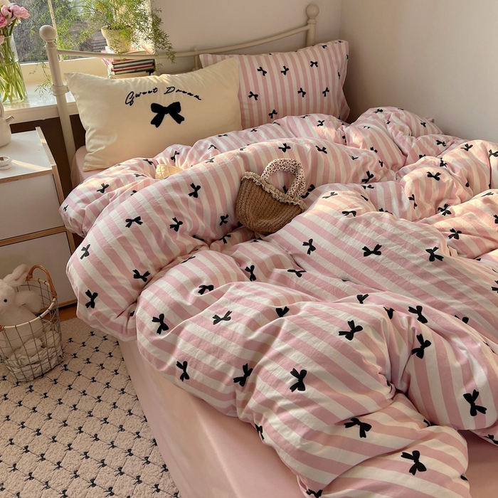 91家纺网 家纺一手货源 找家纺 桃心家居 2025新款A类亲肤舒适软糯云柔水洗棉毛巾绣奶油可爱蝴蝶结水洗棉系列四件套 云柔水洗棉-奶油蝴蝶结粉黑