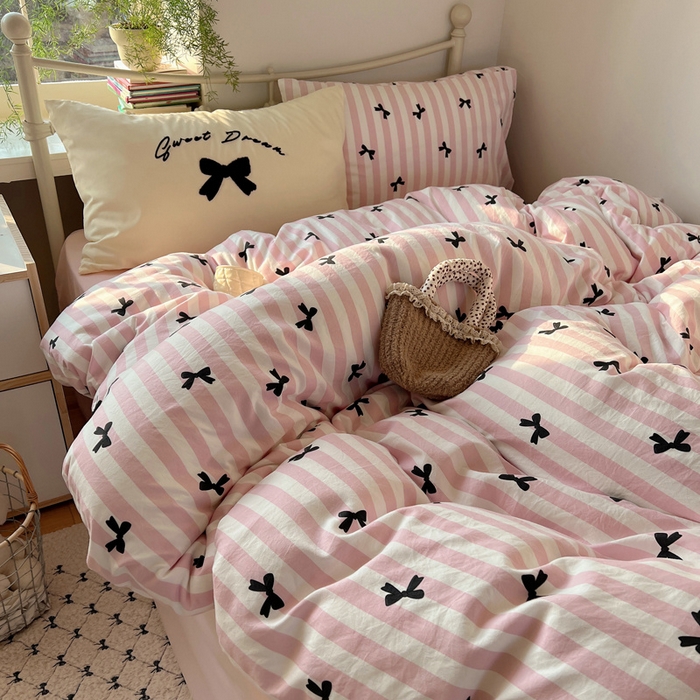 91家纺网 家纺一手货源 找家纺 桃心家居 2025新款A类亲肤舒适软糯云柔水洗棉毛巾绣奶油可爱蝴蝶结水洗棉系列四件套 云柔水洗棉-奶油蝴蝶结粉黑