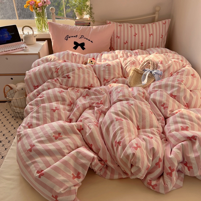 91家纺网 家纺一手货源 找家纺 桃心家居 2025新款A类亲肤舒适软糯云柔水洗棉毛巾绣奶油可爱蝴蝶结水洗棉系列四件套 云柔水洗棉-奶油蝴蝶结粉粉