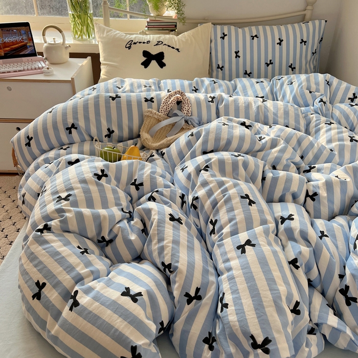 91家纺网 家纺一手货源 找家纺 桃心家居 2025新款A类亲肤舒适软糯云柔水洗棉毛巾绣奶油可爱蝴蝶结水洗棉系列四件套 云柔水洗棉-奶油蝴蝶结蓝黑