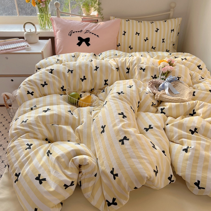 91家纺网 家纺一手货源 找家纺 桃心家居 2025新款A类亲肤舒适软糯云柔水洗棉毛巾绣奶油可爱蝴蝶结水洗棉系列四件套 云柔水洗棉-奶油蝴蝶结黄黑