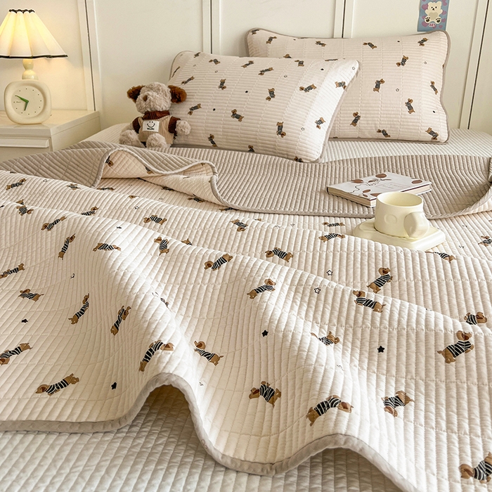 91家纺网 家纺一手货源 找家纺 沐纯家居  2025新款40支双面纯棉印花床盖三件套 条纹狗