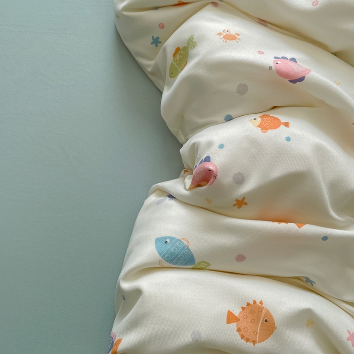 91家纺网 家纺一手货源 找家纺 仟网汇 2025新款小清新有氧针织棉双层纱系列四件套 小鱼多多