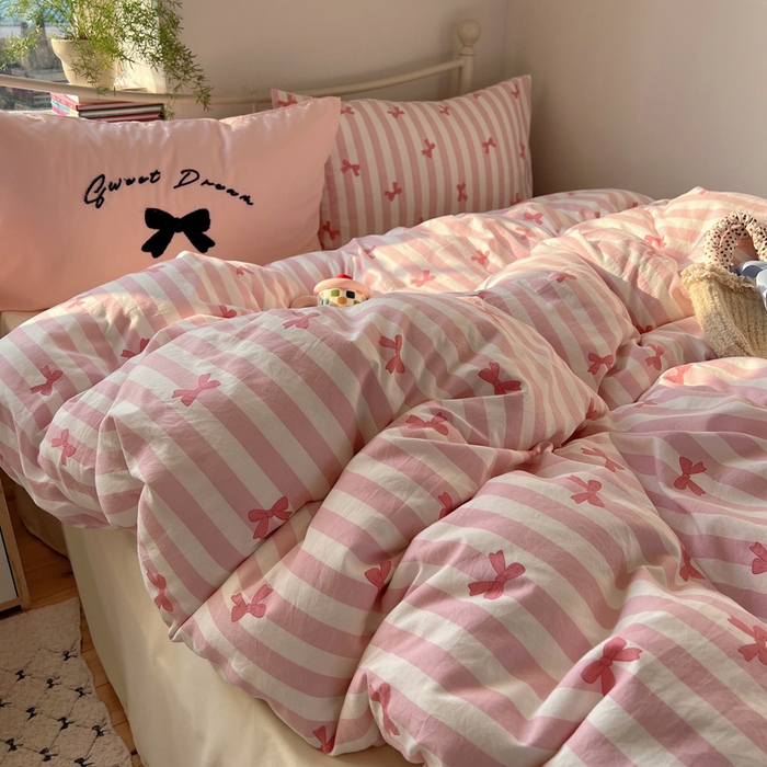 91家纺网 家纺一手货源 找家纺 桃心家居 2025新款A类亲肤舒适软糯云柔水洗棉毛巾绣奶油可爱蝴蝶结水洗棉系列四件套 云柔水洗棉-奶油蝴蝶结粉粉