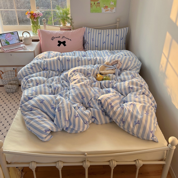 91家纺网 家纺一手货源 找家纺 桃心家居 2025新款A类亲肤舒适软糯云柔水洗棉毛巾绣奶油可爱蝴蝶结水洗棉系列四件套 云柔水洗棉-奶油蝴蝶结蓝蓝