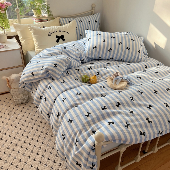 91家纺网 家纺一手货源 找家纺 桃心家居 2025新款A类亲肤舒适软糯云柔水洗棉毛巾绣奶油可爱蝴蝶结水洗棉系列四件套 云柔水洗棉-奶油蝴蝶结蓝黑