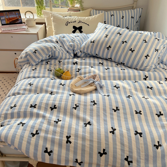 91家纺网 家纺一手货源 找家纺 桃心家居 2025新款A类亲肤舒适软糯云柔水洗棉毛巾绣奶油可爱蝴蝶结水洗棉系列四件套 云柔水洗棉-奶油蝴蝶结蓝黑