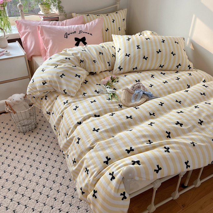 91家纺网 家纺一手货源 找家纺 桃心家居 2025新款A类亲肤舒适软糯云柔水洗棉毛巾绣奶油可爱蝴蝶结水洗棉系列四件套 云柔水洗棉-奶油蝴蝶结黄黑