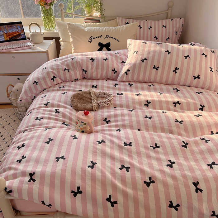 91家纺网 家纺一手货源 找家纺 桃心家居 2025新款A类亲肤舒适软糯云柔水洗棉毛巾绣奶油可爱蝴蝶结水洗棉系列四件套 云柔水洗棉-奶油蝴蝶结粉黑