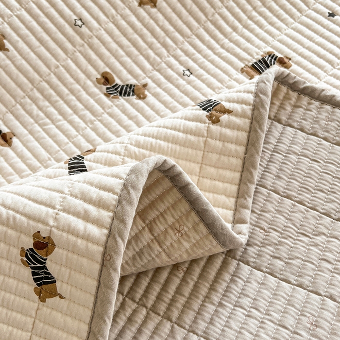 91家纺网 家纺一手货源 找家纺 沐纯家居  2025新款40支双面纯棉印花床盖三件套 条纹狗