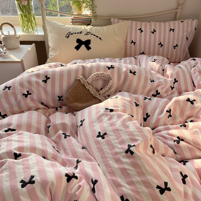 91家纺网 家纺一手货源 找家纺 桃心家居 2025新款A类亲肤舒适软糯云柔水洗棉毛巾绣奶油可爱蝴蝶结水洗棉系列四件套 云柔水洗棉-奶油蝴蝶结粉黑