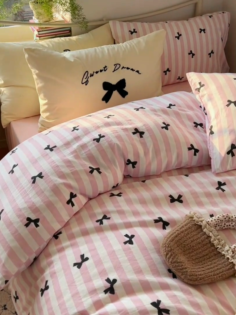 91家纺网 家纺一手货源 找家纺 桃心家居 2025新款A类亲肤舒适软糯云柔水洗棉毛巾绣奶油可爱蝴蝶结水洗棉系列四件套 云柔水洗棉-奶油蝴蝶结粉黑