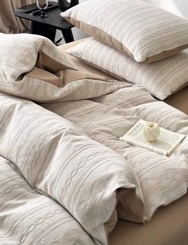 91家纺网 家纺一手货源 找家纺 ab家纺 2025新款全棉三层纱小提花四件套 暖阳-咖