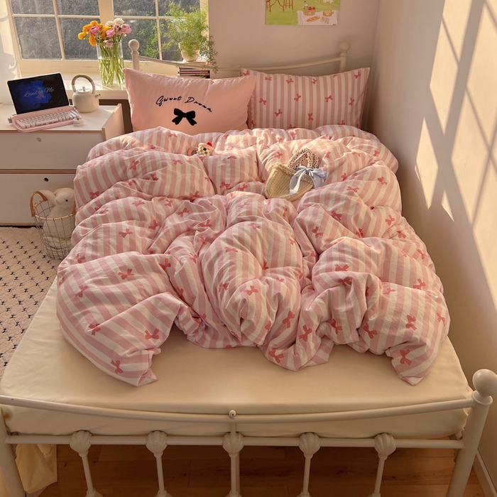 91家纺网 家纺一手货源 找家纺 桃心家居 2025新款A类亲肤舒适软糯云柔水洗棉毛巾绣奶油可爱蝴蝶结水洗棉系列四件套 云柔水洗棉-奶油蝴蝶结粉粉