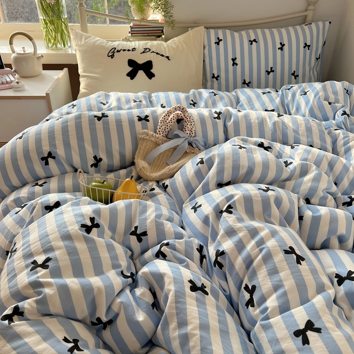 91家纺网 家纺一手货源 找家纺 桃心家居 2025新款A类亲肤舒适软糯云柔水洗棉毛巾绣奶油可爱蝴蝶结水洗棉系列四件套 云柔水洗棉-奶油蝴蝶结蓝黑