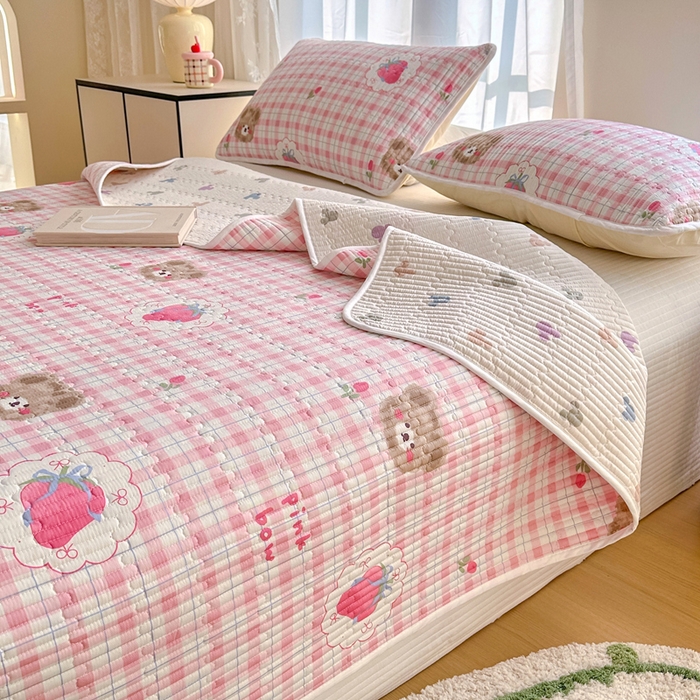 91家纺网 家纺一手货源 找家纺 2025新款13070单面全棉绗缝床盖三件套 草莓熊仔