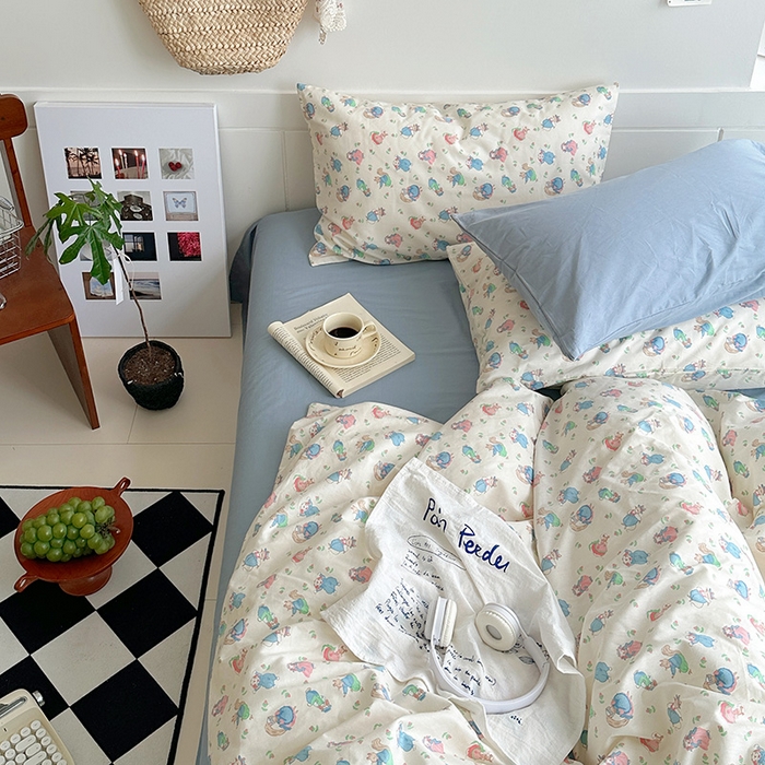 91家纺网 家纺一手货源 找家纺 2025新款纯棉小清新四件套小碎花学生三件套纯色床单印花枕套双人床笠 花园兔兔 雾蓝