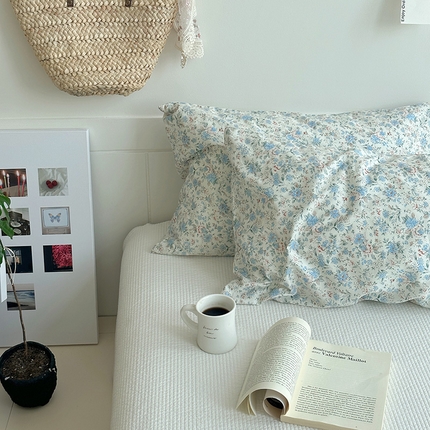 2025新款纯棉小清新小碎花学生枕套 蓝莓厚乳 象牙白