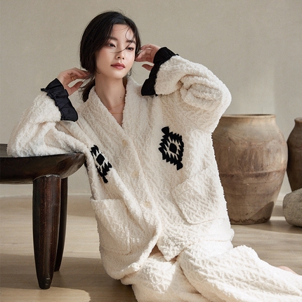 （总）妍景家居生活馆 珊瑚绒V领套装白