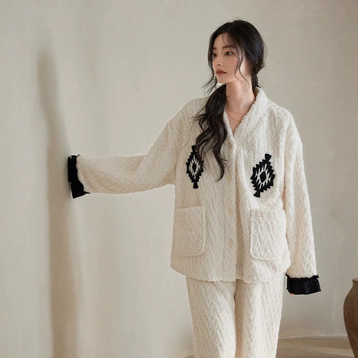 91家纺网 家纺一手货源 找家纺 （总）妍景家居生活馆 珊瑚绒V领套装白